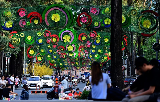 Doan duong 500 m trang tri loe loet o Sai Gon hinh anh 8