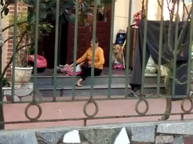 Cong an noi ve clip nguoi phu nu vat ngua tre de dut an hinh anh 1