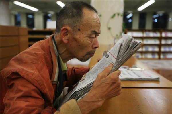 Trung Quốc dựng tượng cụ ông nhặt rác đọc sách trong thư viện