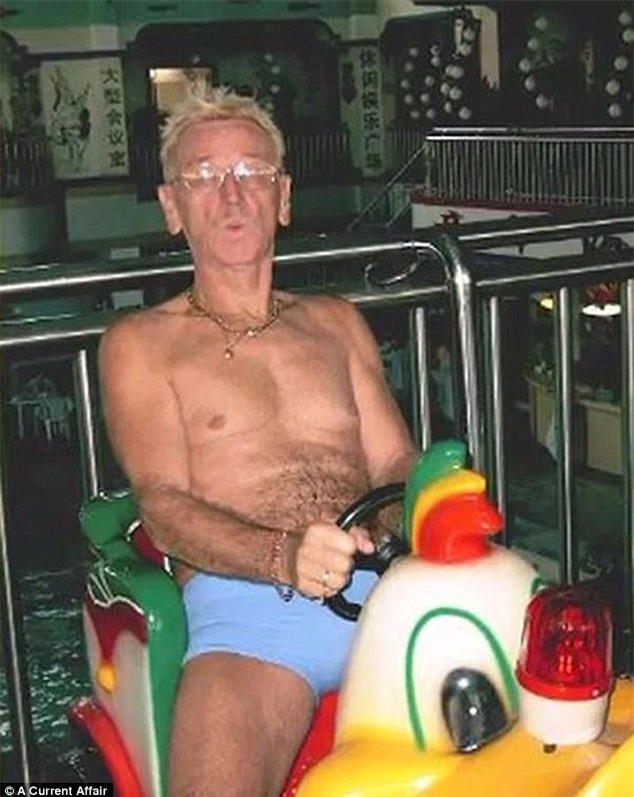 Nhờ chiếc răng giả, phát hiện chồng 70 tuổi giết vợ trẻ rồi phân hủy thi thể bằng axit - Ảnh 1.