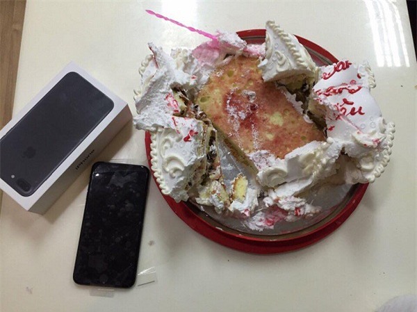 Tặng quà phải như anh: Chiếc iPhone 7 kẹp trong bánh kem không nhân dịp gì cả - Ảnh 4.