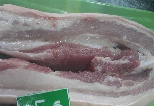 Lợn tẩm bổ tảo xoắn tươi: Khách canh giờ, xếp hàng xin mua