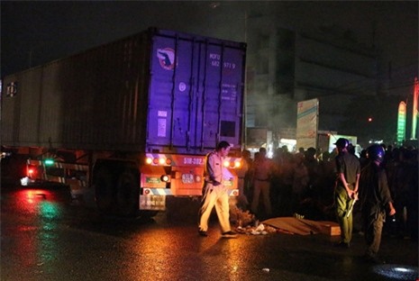 Vợ ôm xác chồng gào khóc giữa đường vì bị xe cán chết - ảnh 1