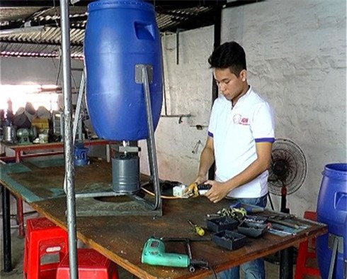 Bỏ đại học đi phượt thành nhà sáng chế nức tiếng miền Tây