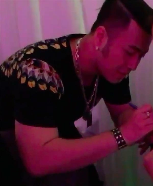 Hành động gây tranh cãi của ca sĩ Akira Phan với khán giả nữ - Ảnh 1.