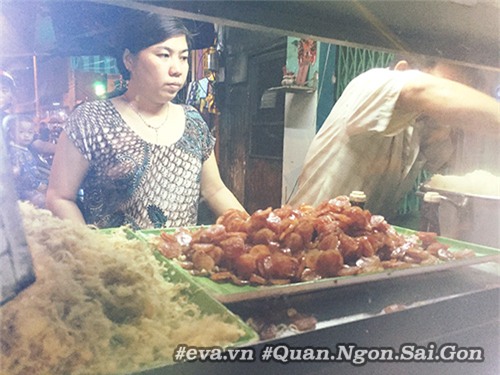 "xoi nha xac", mon an rung ron nhung dem nao nguoi sai gon cung xep hang dung mua - 2