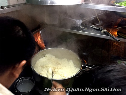 "xoi nha xac", mon an rung ron nhung dem nao nguoi sai gon cung xep hang dung mua - 5