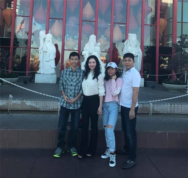 Nhan sắc rạng ngời trẻ trung được khen là xinh hơn cả con gái của mẹ ruột hoa hậu Thu Ngân - Ảnh 11.