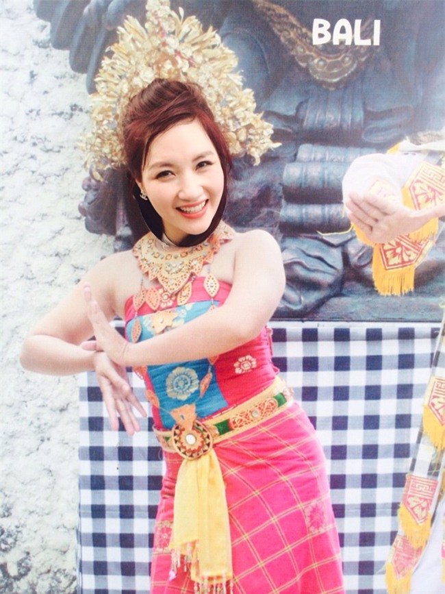 Nhan sắc rạng ngời trẻ trung được khen là xinh hơn cả con gái của mẹ ruột hoa hậu Thu Ngân - Ảnh 17.