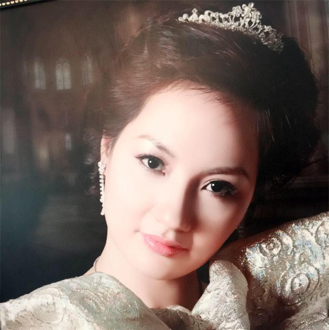 Nhan sắc rạng ngời trẻ trung được khen là xinh hơn cả con gái của mẹ ruột hoa hậu Thu Ngân - Ảnh 22.