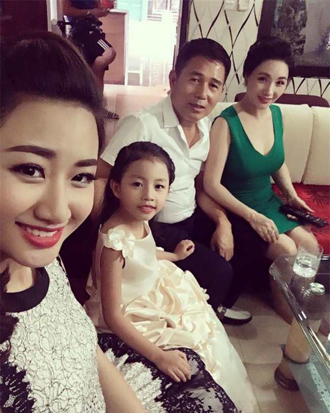 Nhan sắc rạng ngời trẻ trung được khen là xinh hơn cả con gái của mẹ ruột hoa hậu Thu Ngân - Ảnh 5.