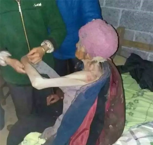 Không phân biệt nổi đây là chuồng lợn hay là căn phòng con trai và con dâu nhốt mẹ già 92 tuổi - Ảnh 2.