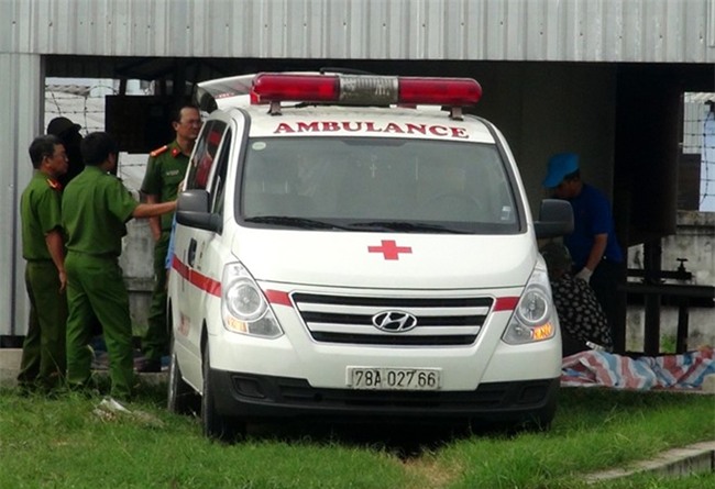 Bon nguoi Viet cung chuyen gia Thai tu nan duoi ham nuoc mam hinh anh 1