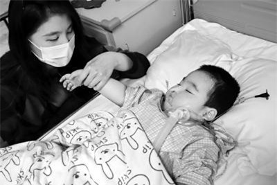 Bị người tình của mẹ trói tay chân, treo ngược 30 phút, bé gái bị hôn mê hơn 1 năm trời - Ảnh 1.