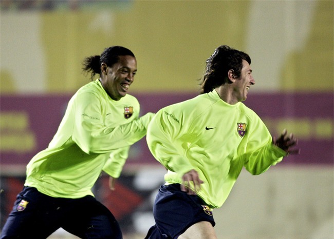 Ronaldinho gửi thư cho chính mình: Thứ bóng đá tự do như chim trời là đây-5