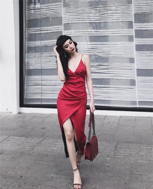 Ngọc Trinh bất ngờ kín đáo, Angela Phương Trinh đổi mốt mái ngố lạ lẫm trong street style tuần này - Ảnh 3.
