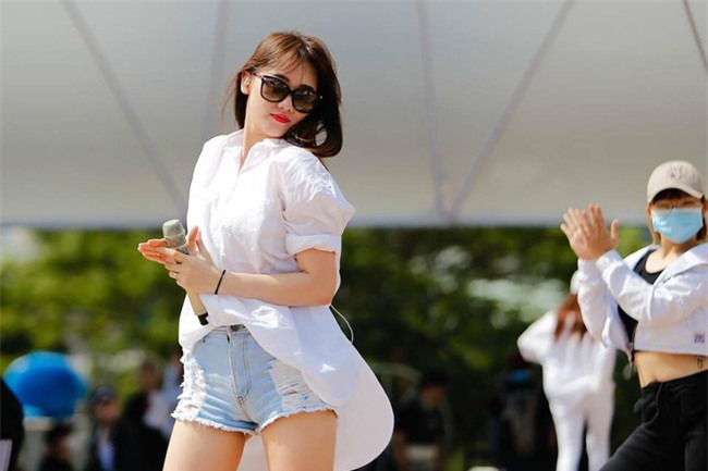 Ngọc Trinh bất ngờ kín đáo, Angela Phương Trinh đổi mốt mái ngố lạ lẫm trong street style tuần này - Ảnh 6.