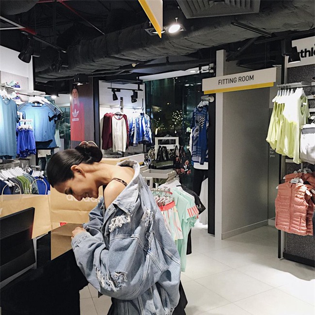 Ngọc Trinh bất ngờ kín đáo, Angela Phương Trinh đổi mốt mái ngố lạ lẫm trong street style tuần này - Ảnh 9.