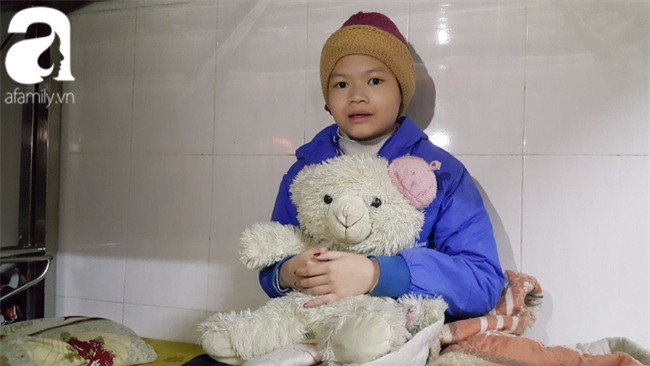 Bé gái 11 tuổi bị mẹ nhốt không cho đi học được đưa vào trung tâm bảo trợ: Chưa có ai đến thăm - Ảnh 1.