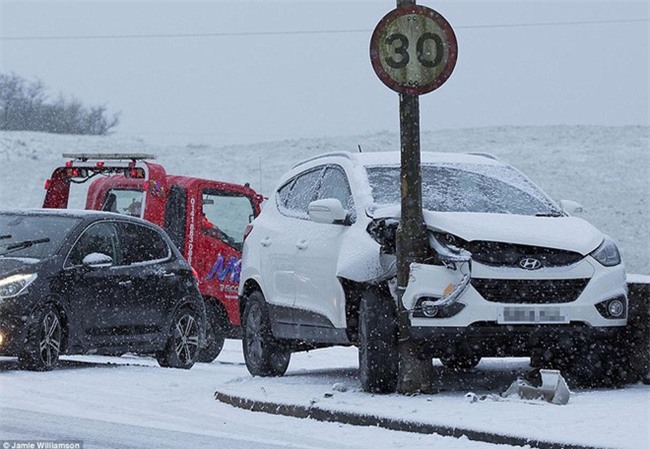 Giao thông Anh thất thủ vì tuyết rơi kết hợp gió bão - Ảnh 1.