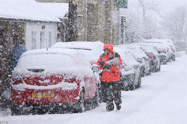 Giao thông Anh thất thủ vì tuyết rơi kết hợp gió bão - Ảnh 2.