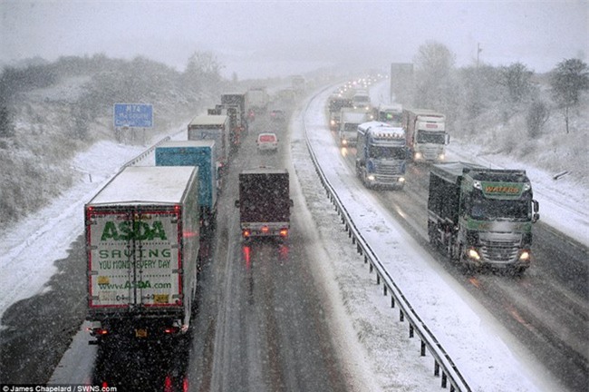 Giao thông Anh thất thủ vì tuyết rơi kết hợp gió bão - Ảnh 3.