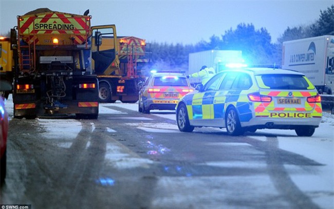 Giao thông Anh thất thủ vì tuyết rơi kết hợp gió bão - Ảnh 4.