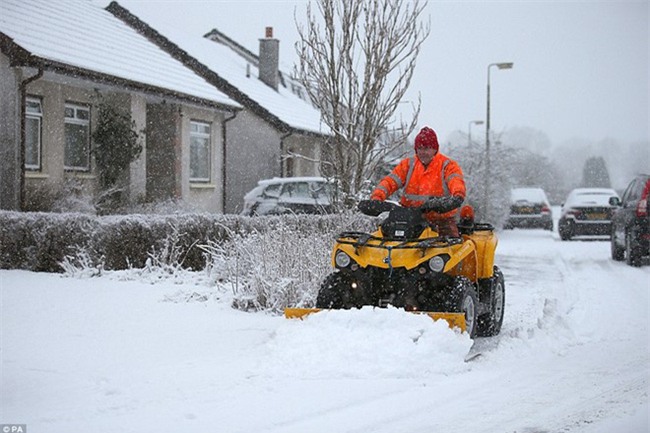 Giao thông Anh thất thủ vì tuyết rơi kết hợp gió bão - Ảnh 7.