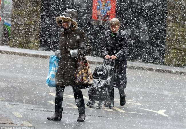 Giao thông Anh thất thủ vì tuyết rơi kết hợp gió bão - Ảnh 8.