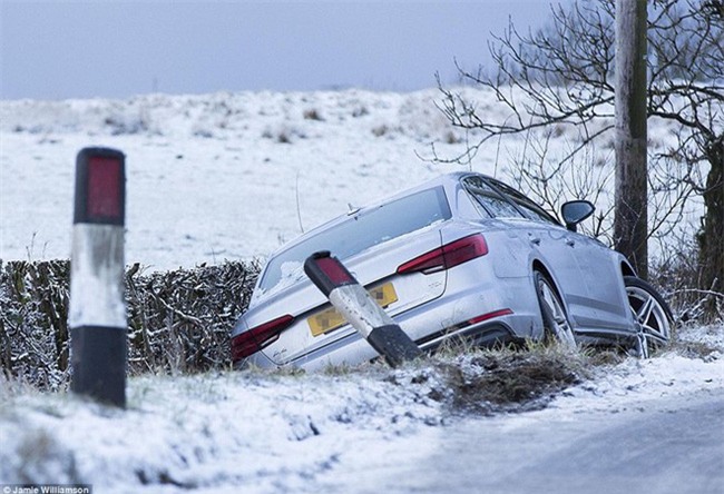 Giao thông Anh thất thủ vì tuyết rơi kết hợp gió bão - Ảnh 9.
