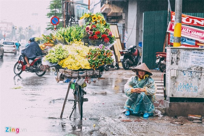 Những cảnh đời mưu sinh trong mưa lạnh - Ảnh 1.