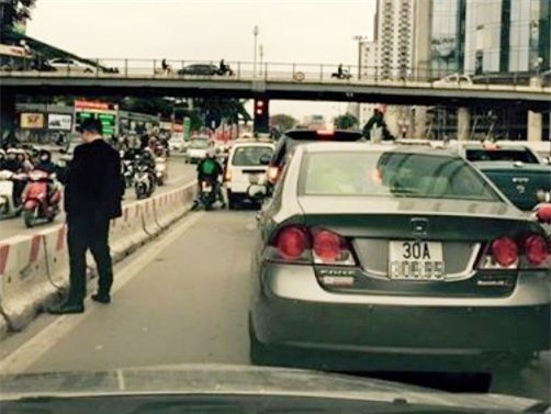 Ông bố mở cửa ô tô cho con đi vệ sinh khi dừng đèn đỏ ngay trên phố Hà Nội - Ảnh 4.