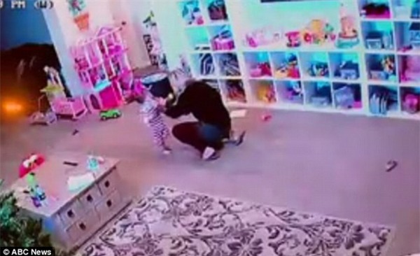 Đứng tim theo dõi bà mẹ nhanh trí cứu con gái 1 tuổi khỏi nghẹt thở vì hóc bim bim - Ảnh 3.