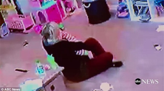 Đứng tim theo dõi bà mẹ nhanh trí cứu con gái 1 tuổi khỏi nghẹt thở vì hóc bim bim - Ảnh 5.