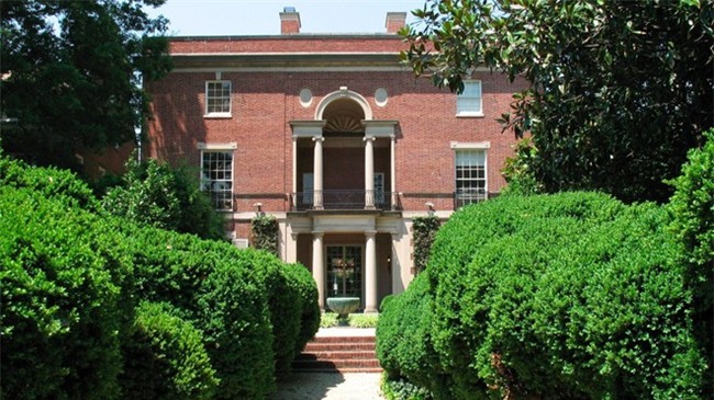 Ty phu Amazon mua bao tang de lam nha o hinh anh 1