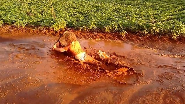 Clip cau be nghich trong vung nuoc khien phu huynh tranh cai hinh anh 1