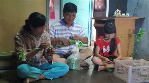 tinh yeu kho tin cua doi vo chong mu deo nhau di ban choi - 1