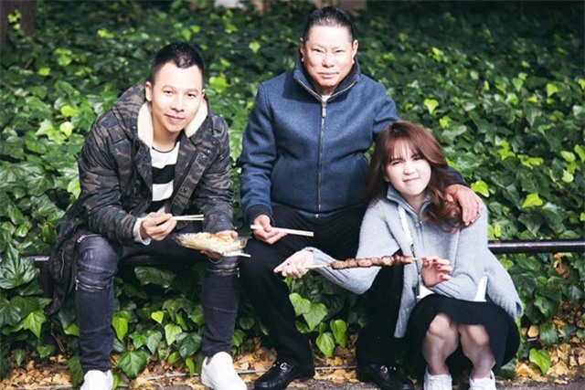 Chỉ khác là, trong những chuyến đi chơi riêng tư cũng có sự xuất hiện của bầu Vũ Khắc Tiệp.