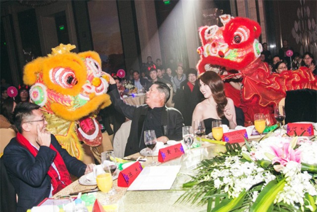 ​Cả buổi tất niên sang trọng ở Thượng Hải, Ngọc Trinh được giới thiệu ra mắt toàn bộ cán bộ công nhân viên trong công ty của người tình....