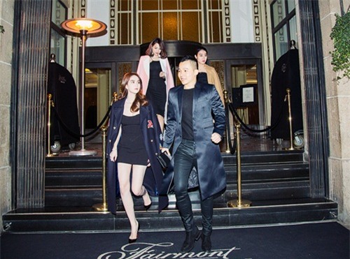 ​Người ta cũng thấy xuất hiện ông bầu và các cộng sự của Ngọc Trinh. Trong ảnh ông bầu Vũ Khắc Tiệp tháp tùng Ngọc Trinh đi dự tiệc.