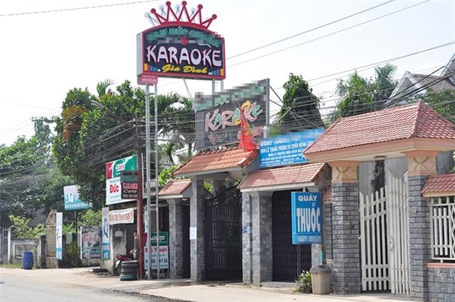 Nu bi thu ke luc 14 can bo xa giai cuu co o quan karaoke hinh anh 1