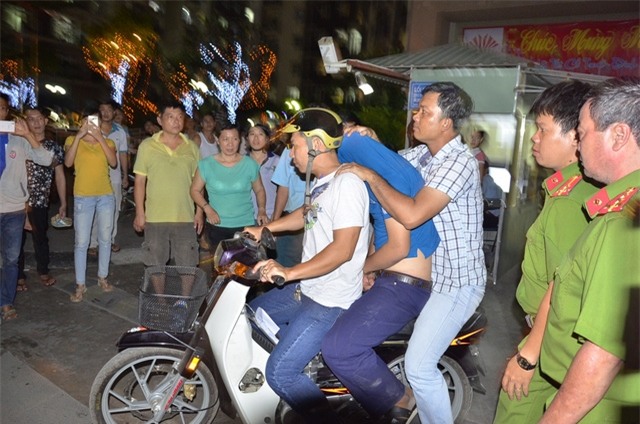 Công an trùm đầu và áp giải nghi phạm về trụ sở công an