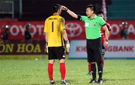 Trọng tài Võ Minh Trí thổi phạt đền Long An ở những giây bù giờ cuối cùng