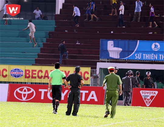 Trước sự giận dữ của các CĐV Long An, trọng tài Trí buộc phải ở lại sân chờ lực lượng an ninh đến hỗ trợ