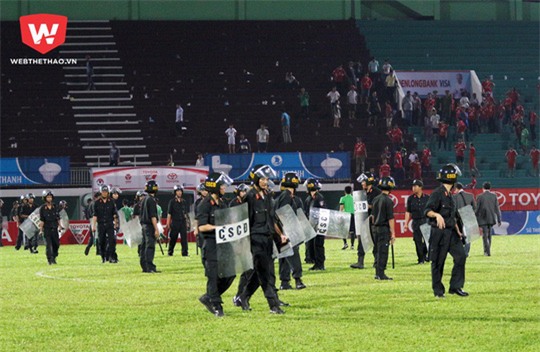 Rất đông cảnh sát cơ động được huy động để hộ tống tổ trọng tài rời sân