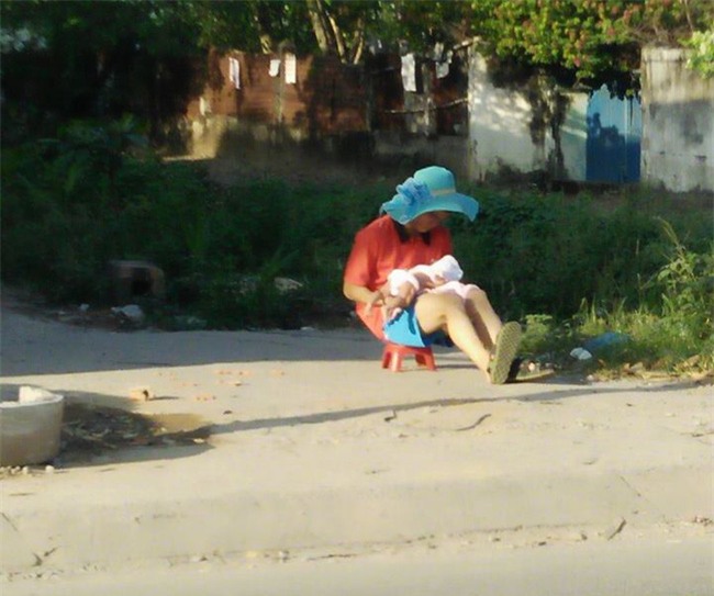 Ông bố đội chiếc mũ xanh rộng vành của vợ đưa con đi phơi nắng khiến trái tim chị em tan chảy - Ảnh 1.