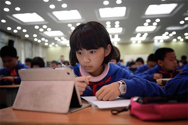 Một học sinh đang học một khóa trực tuyến ở trường cấp hai ở tỉnh Hồ Nam, Trung Quốc. (Ảnh: CFP)
