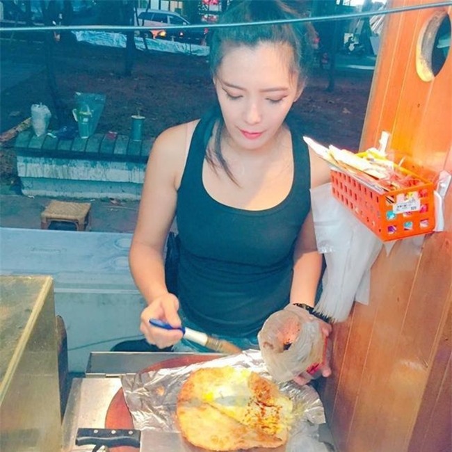 Khách hàng nườm nượp kéo đến hàng ăn vặt của cô chủ khuyết tật xinh như minh tinh - Ảnh 1.