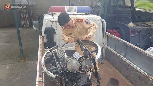 Cảnh sát giao thông Đà Nẵng bắt giữ “siêu quái xế” Batman gây náo loạn quốc lộ 1A - Ảnh 4.