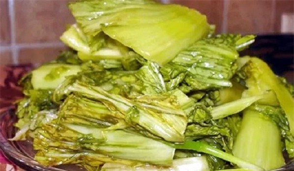 Ngày Tết nhiều gia đình chuẩn bị dưa muối trong bữa ăn